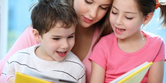 O cuidado vai além da higiene: o vínculo emocional também faz parte da rotina da babá